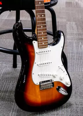 Fender - Player Stratocaster Pau Ferro - 3 Tone Sunburst 2